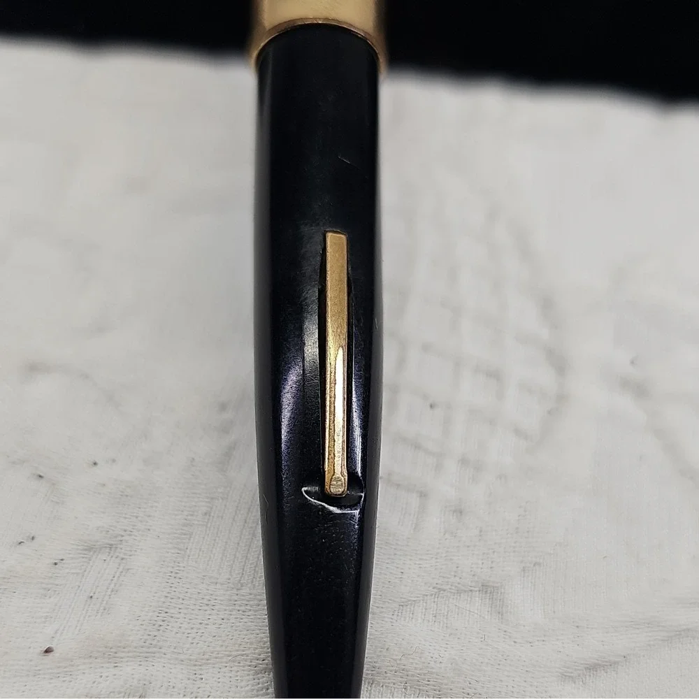 Vintage Eversharp Skyline‎ BlackFountain Pen 14K Gold Nib Gold Trim 40's